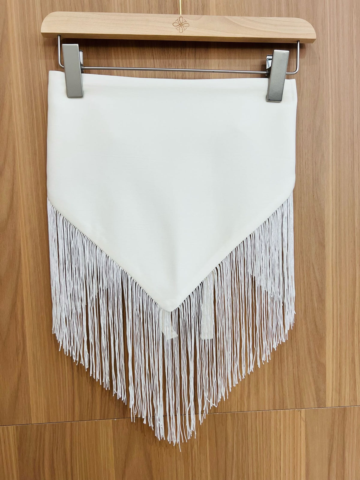 Foulard à franges écru blanc cassé Azayel sur cintre
