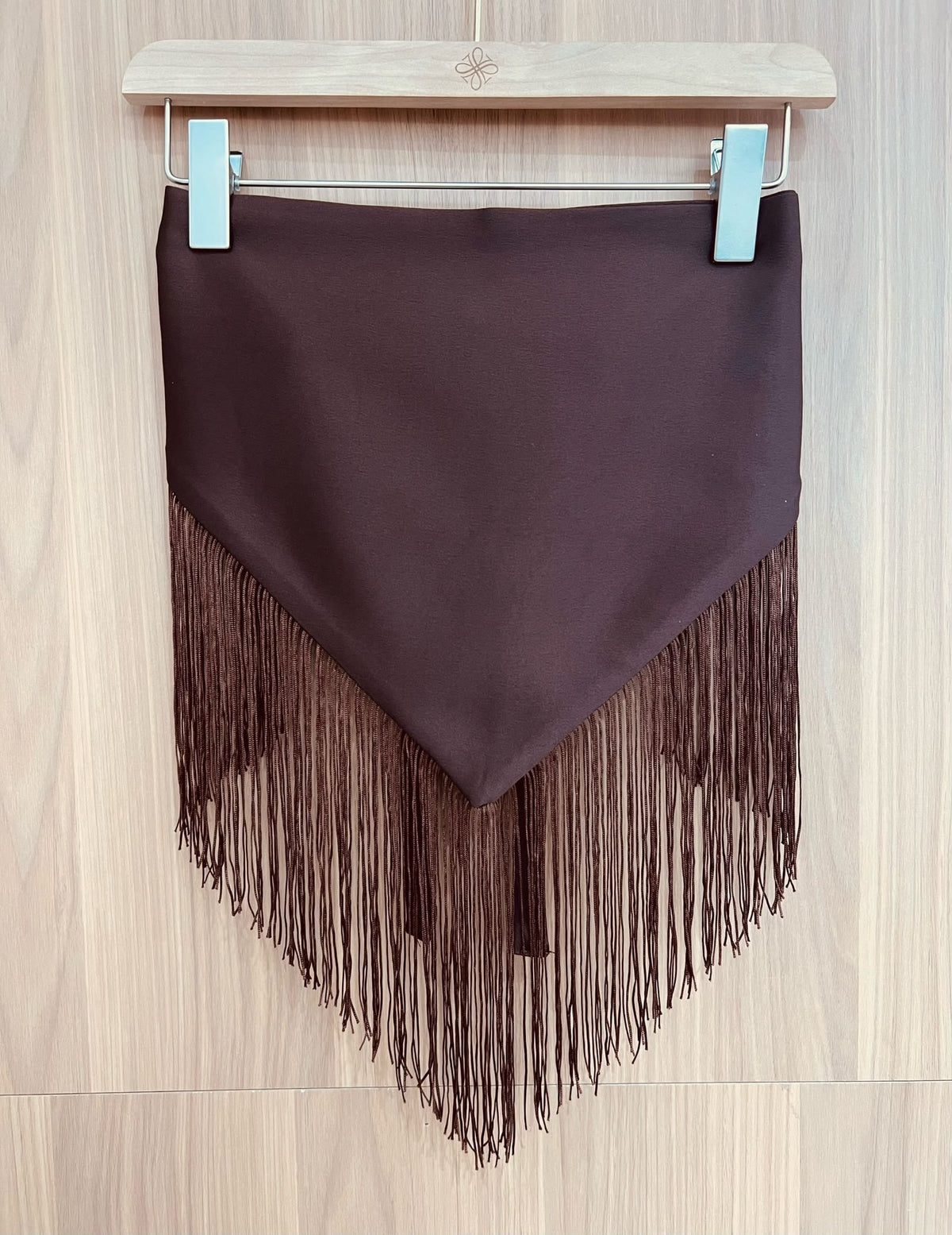 Foulard à franges marron chocolat Azayel sur cintre
