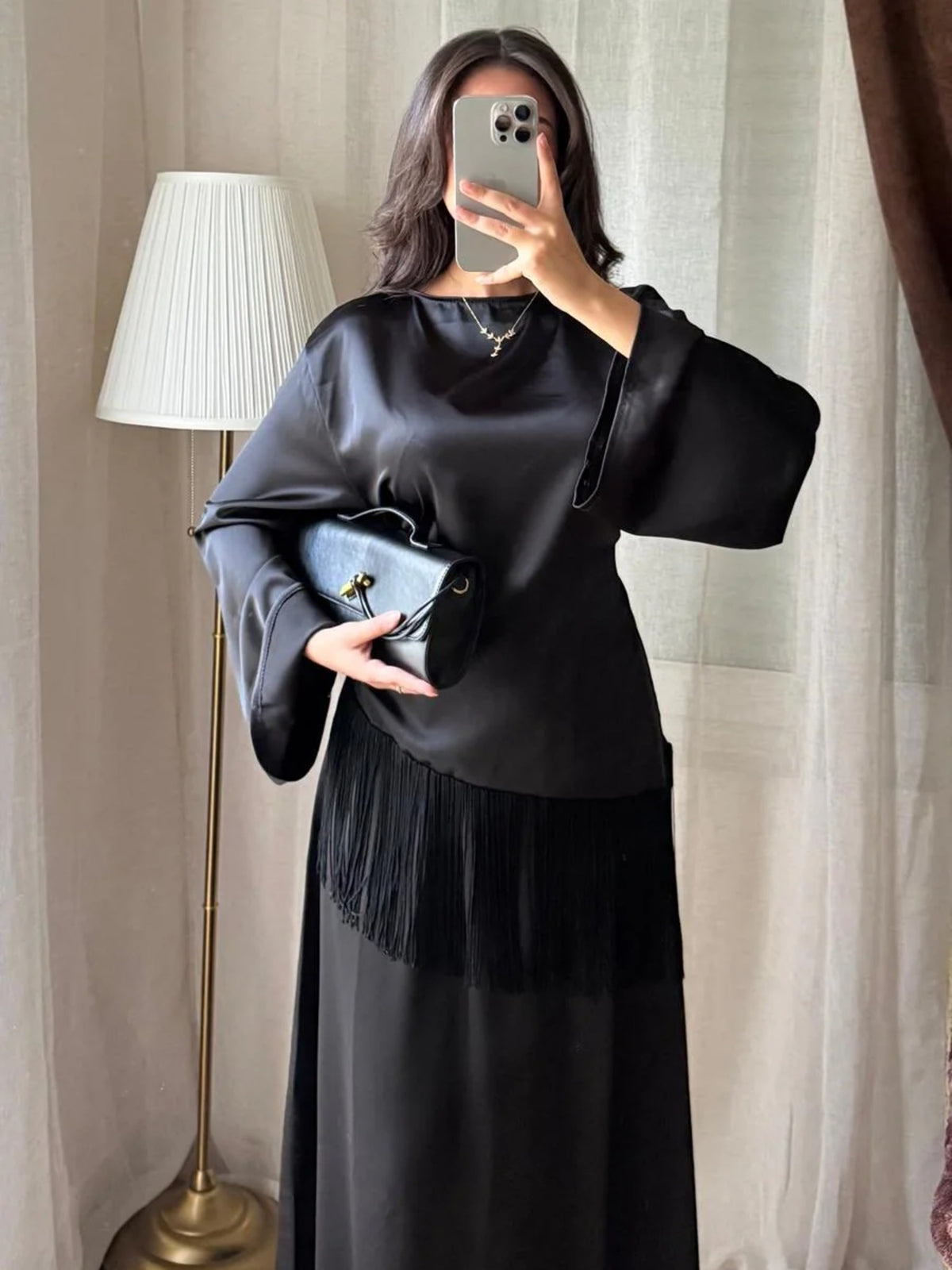 Détail des franges de la blouse noire