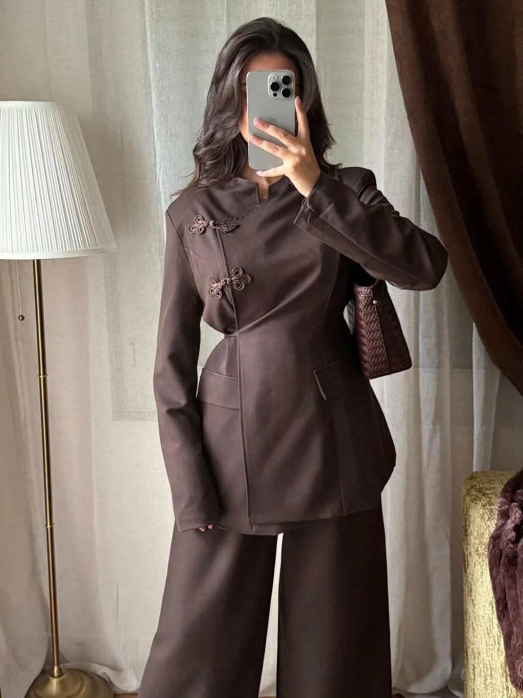 Ensemble blazer et pantalon large marron porté de face