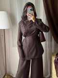 Ensemble blazer et pantalon large marron porté de face