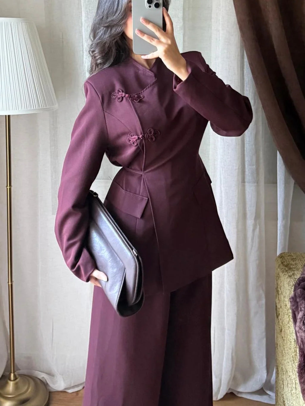 Ensemble blazer et pantalon large prune porté de face