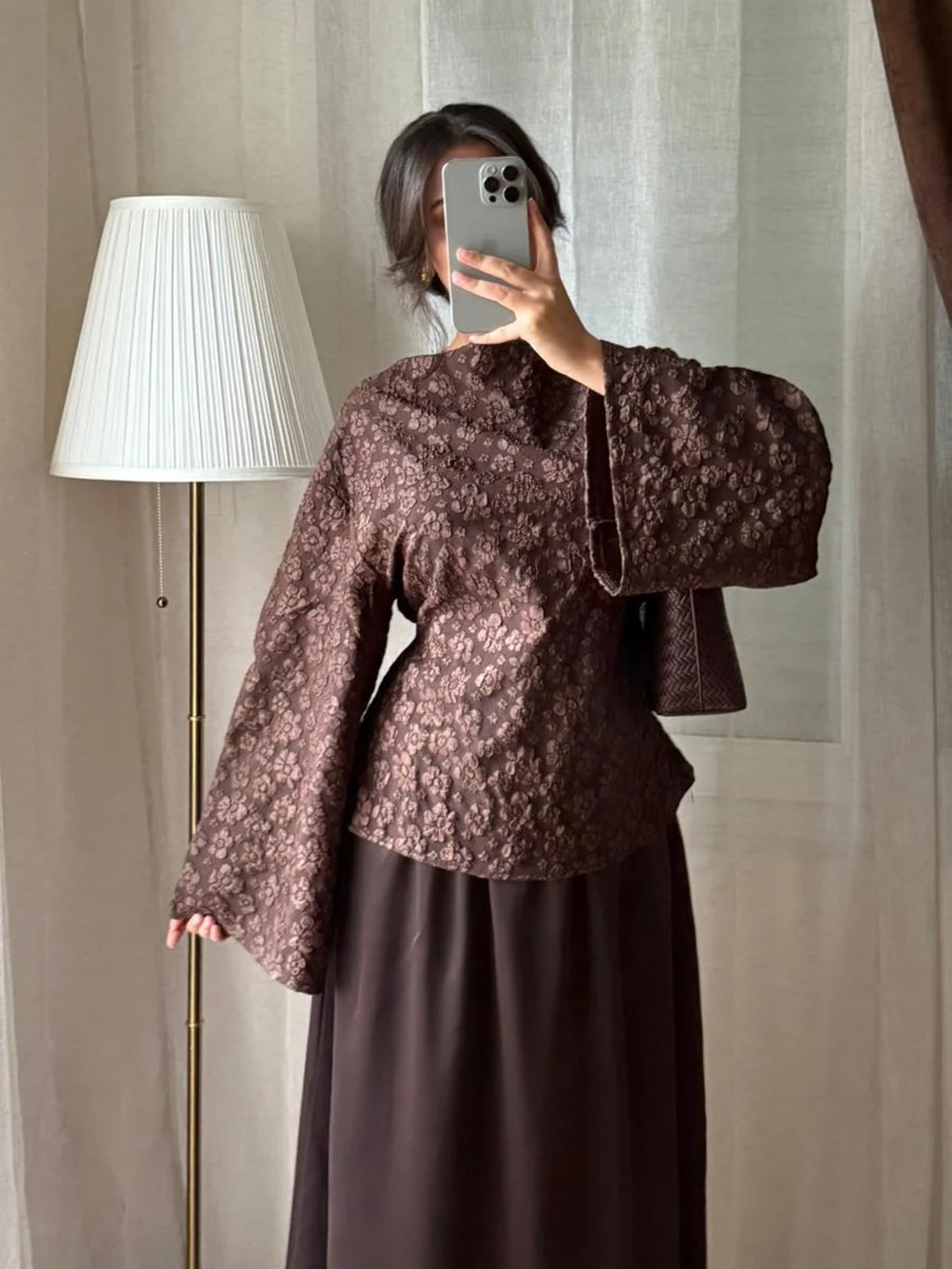 Ensemble marron blouse jacquard et jupe longue porté de face
