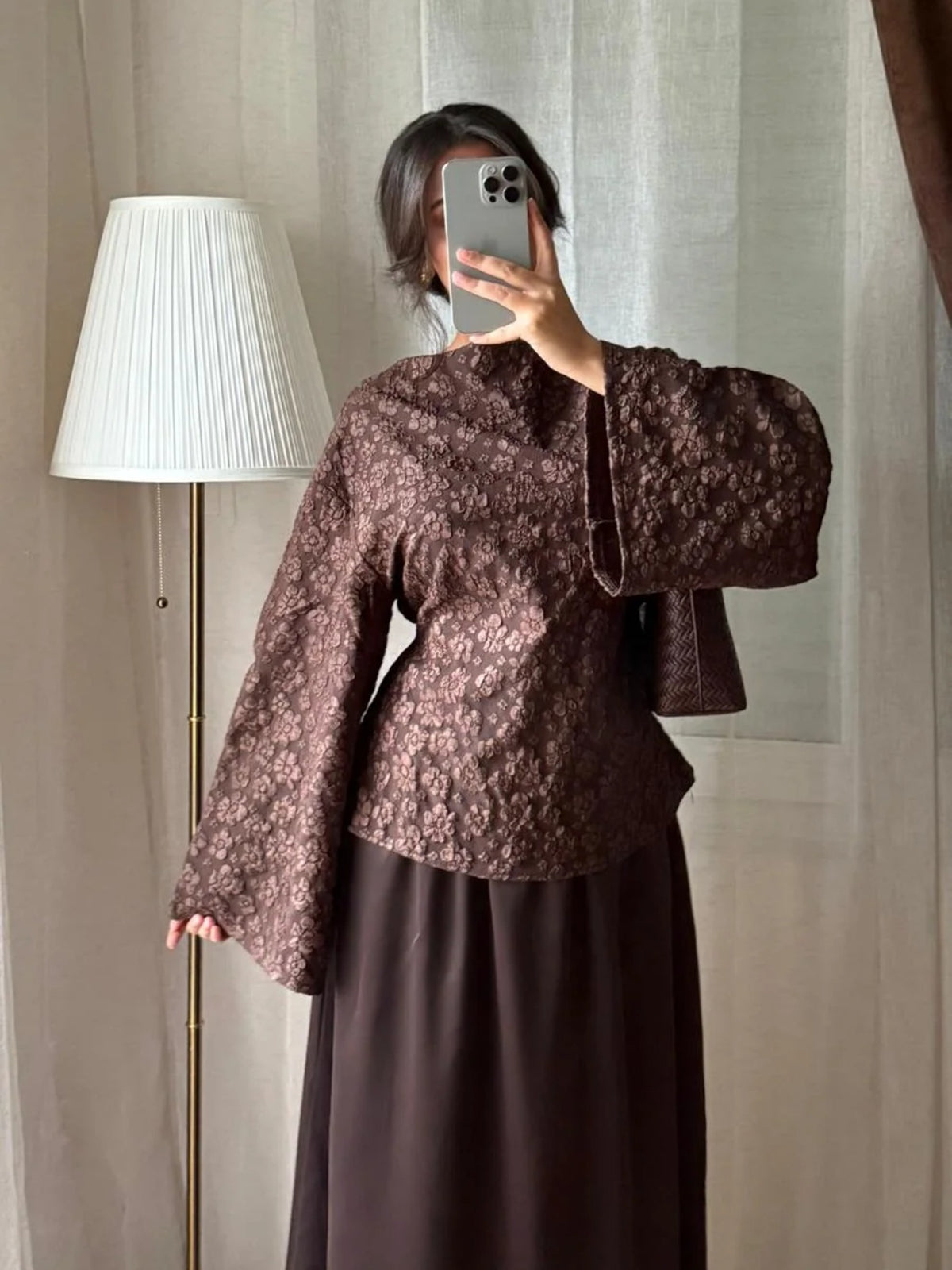 Ensemble marron blouse jacquard et jupe longue porté de face