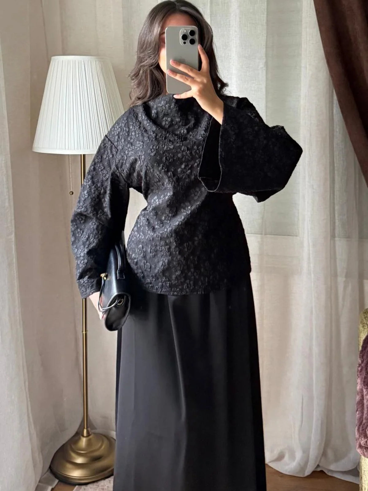 Ensemble noir blouse jacquard et jupe longue porté de face