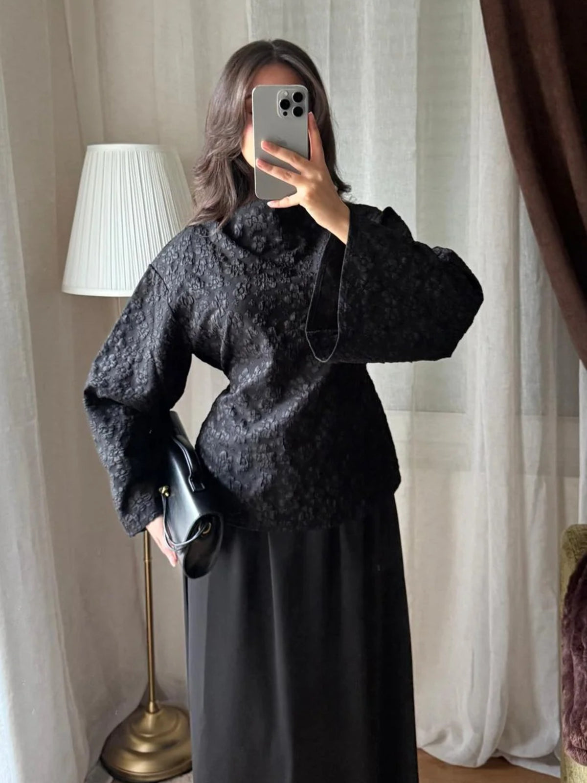 Blouse jacquard noire à manches évasées