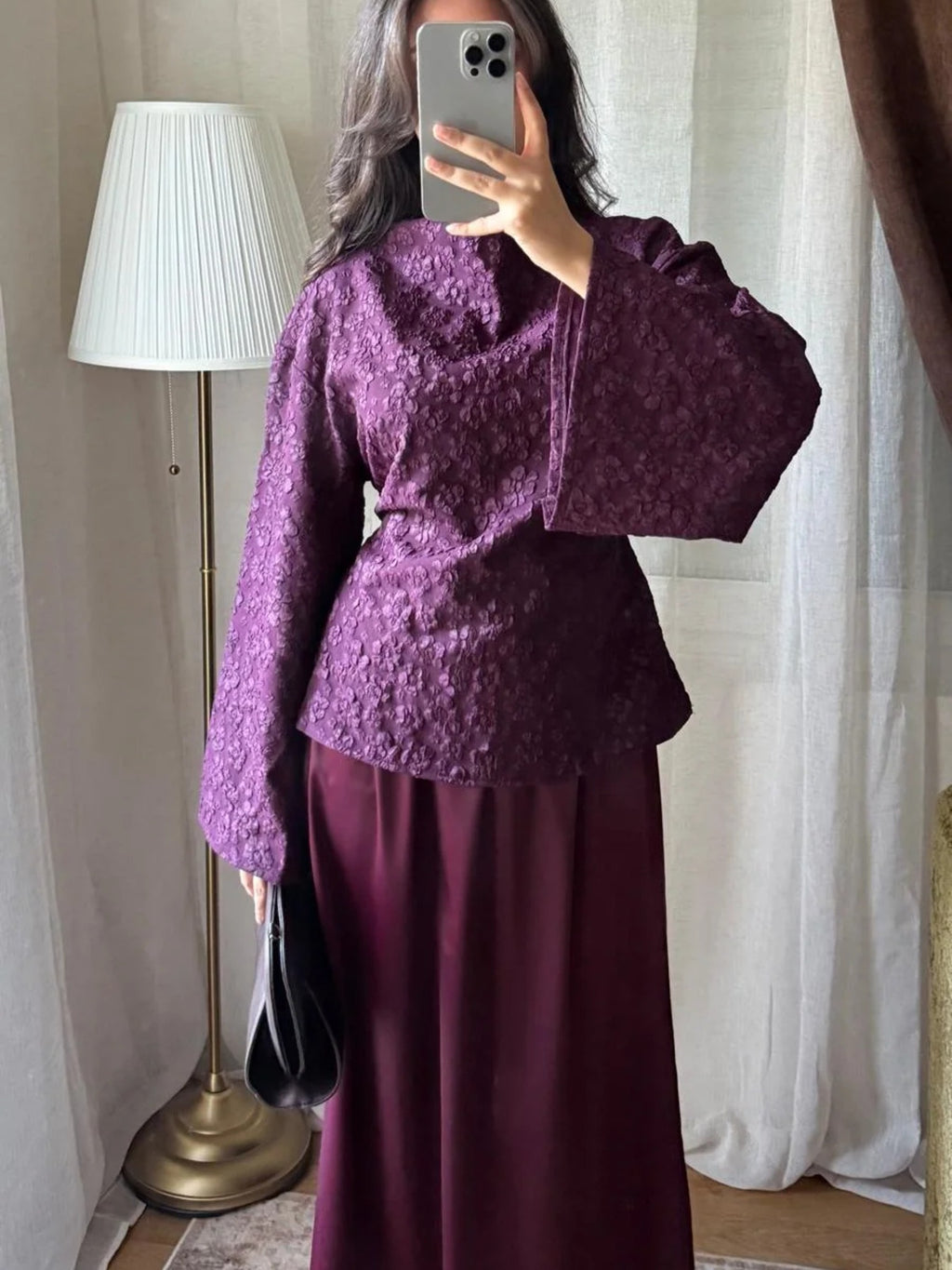 Ensemble prune blouse jacquard et jupe longue porté de face