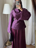Ensemble prune blouse jacquard et jupe longue porté de face