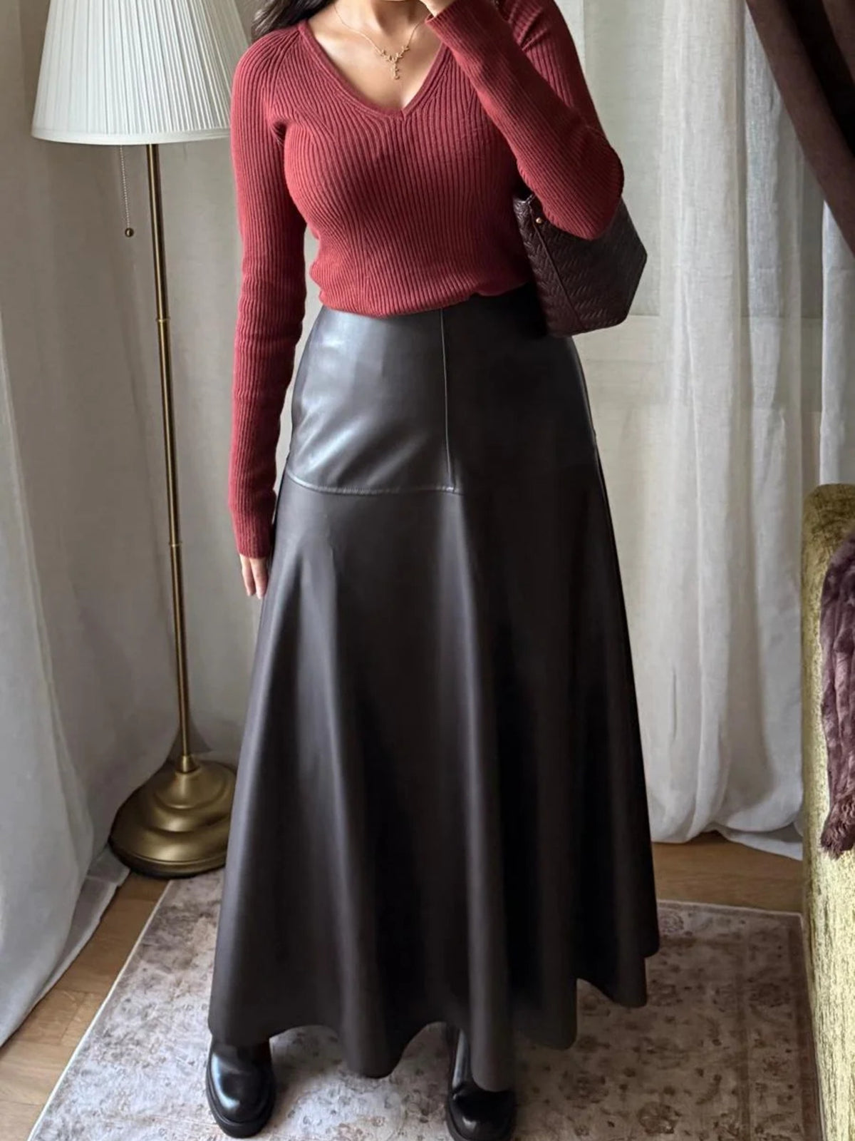 Jupe longue simili cuir chocolat portée avec un pull bordeaux