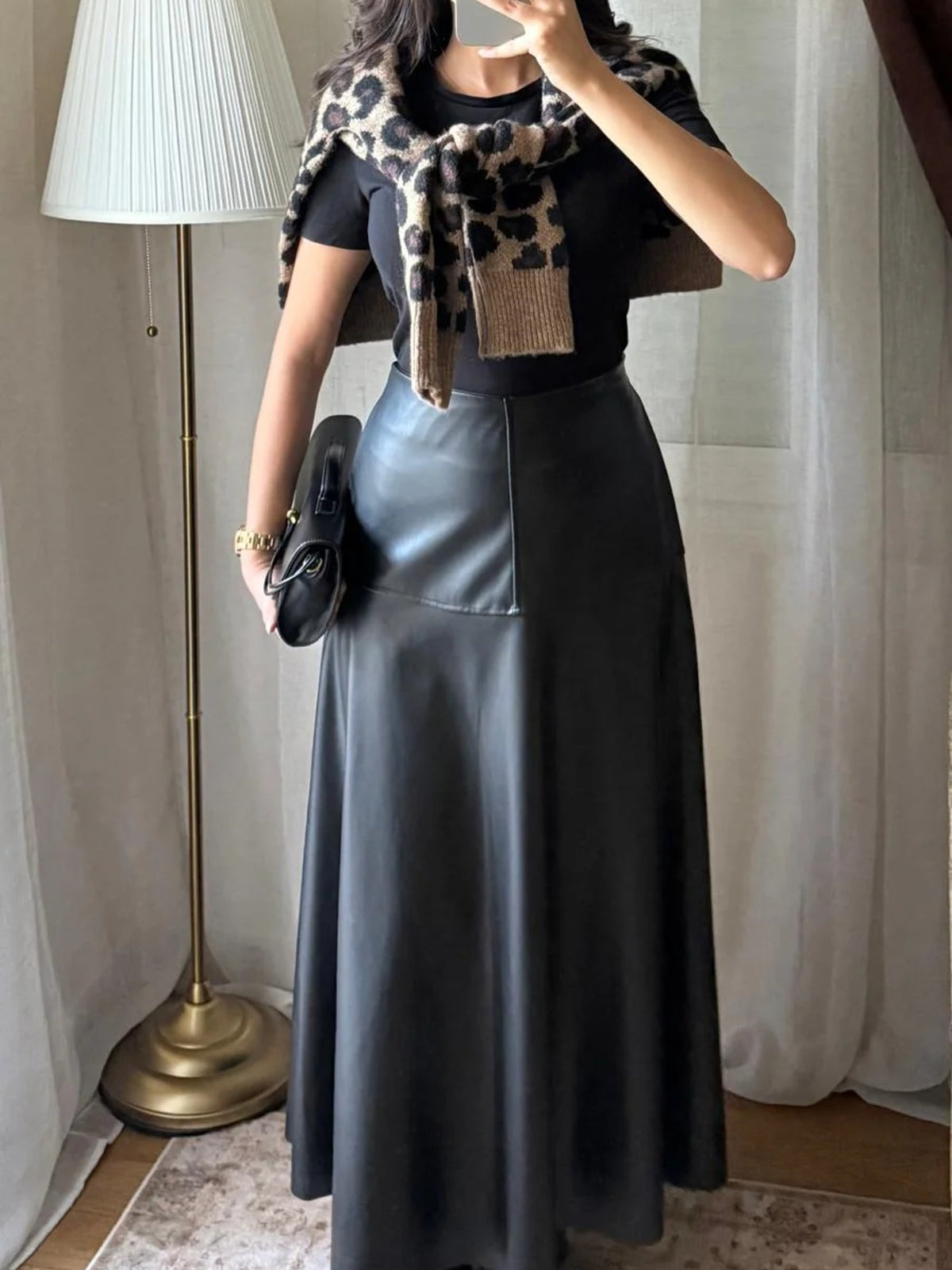 Jupe femme effet cuir noir coupe évasée
