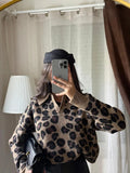 Pull léopard femme col polo porté de face