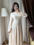 Robe longue en dentelle écru portée de face
