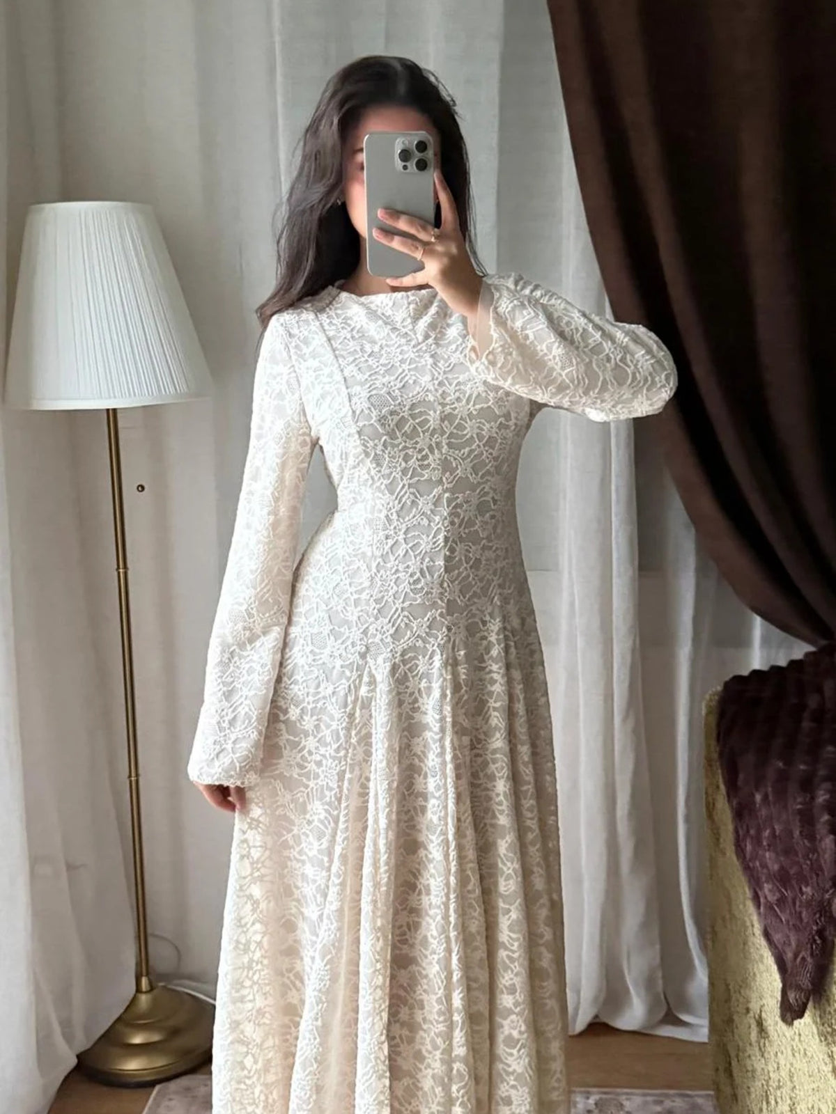Robe blanche dentelle taille cintrée