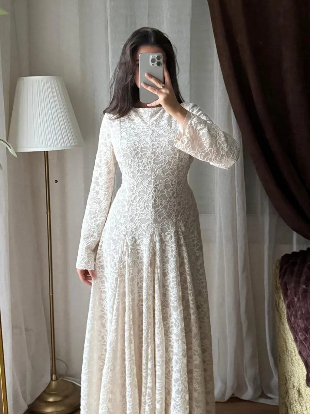 Robe dentelle écru manches longues jupe évasée