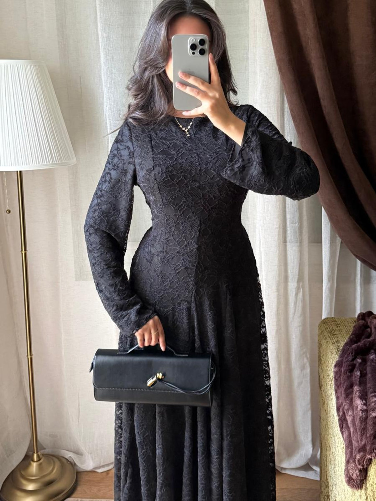 Robe noire dentelle manches longues taille cintrée