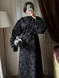 Robe longue noire jacquard fleuri portée de face