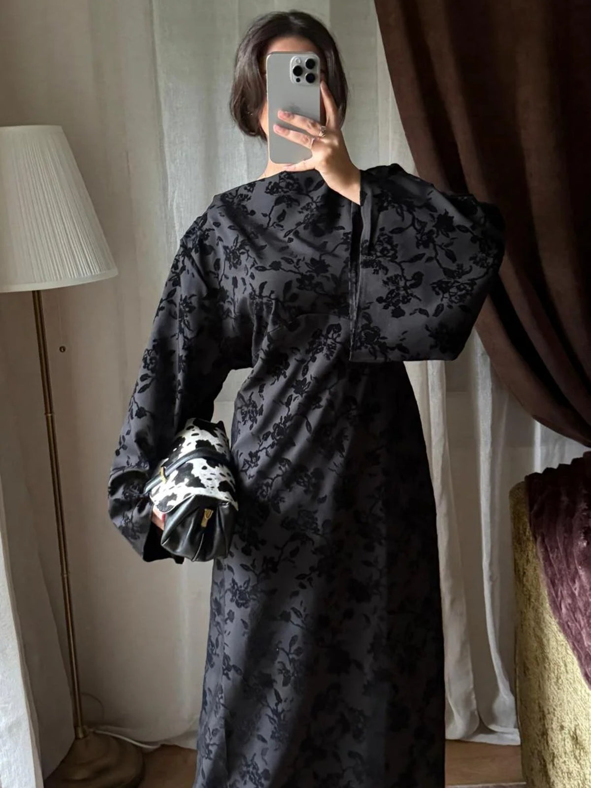 Robe noire à motifs floraux manches évasées