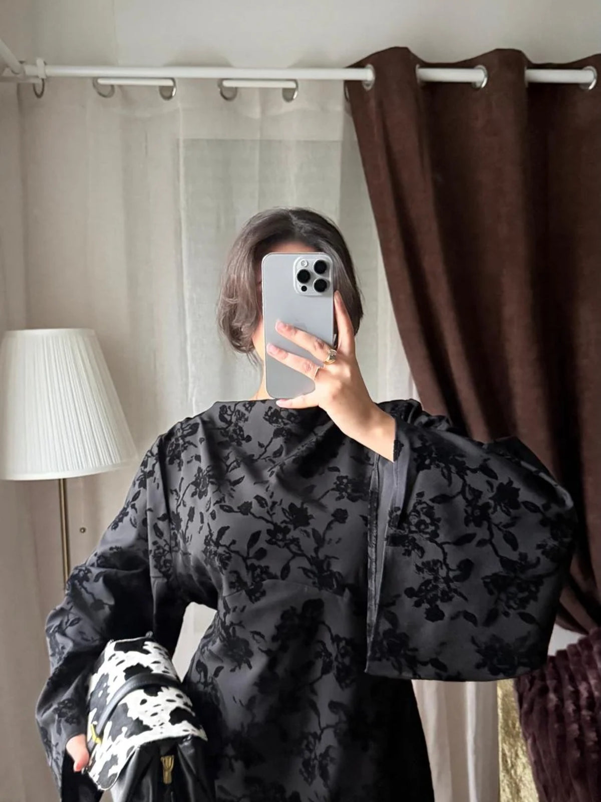 Détail du tissu jacquard fleuri de la robe noire