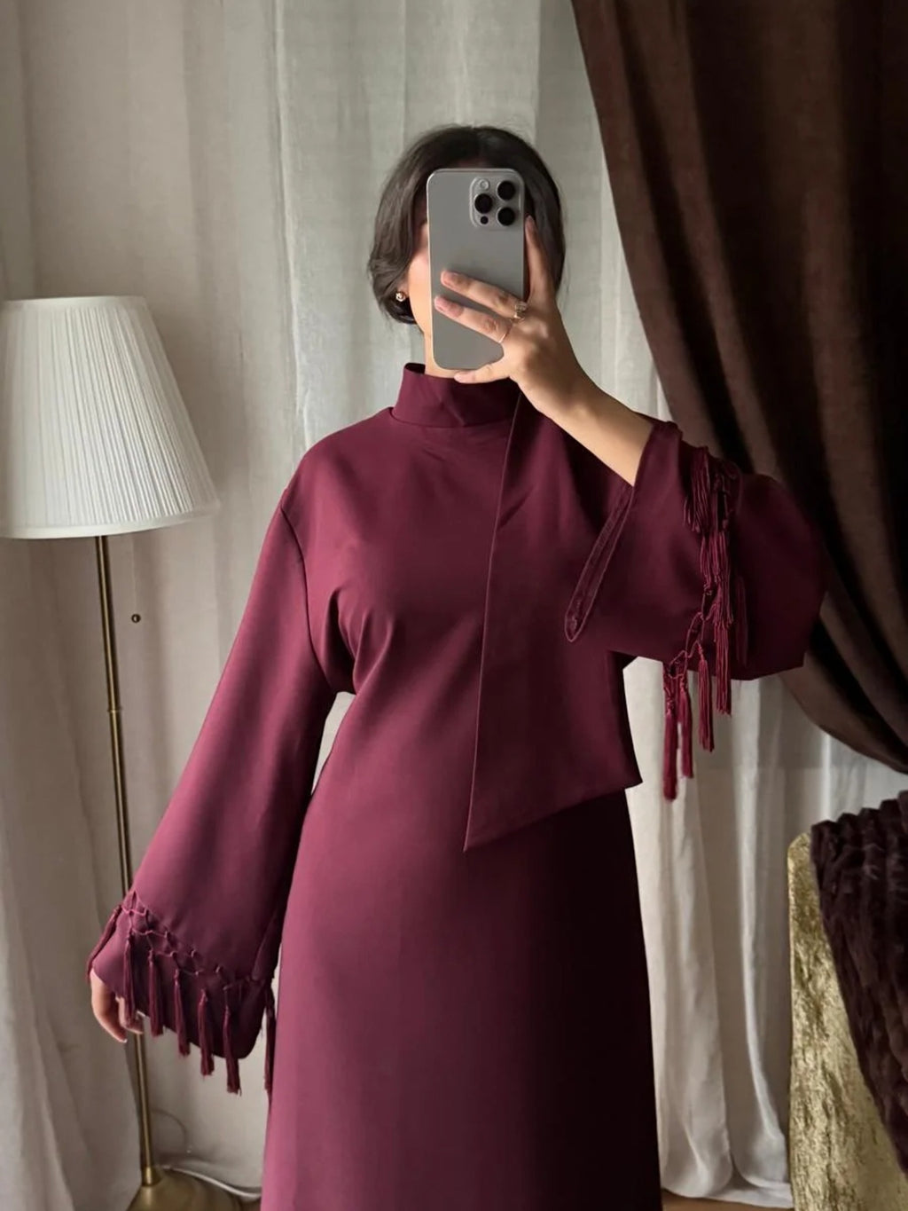 Robe longue bordeaux à franges portée de face