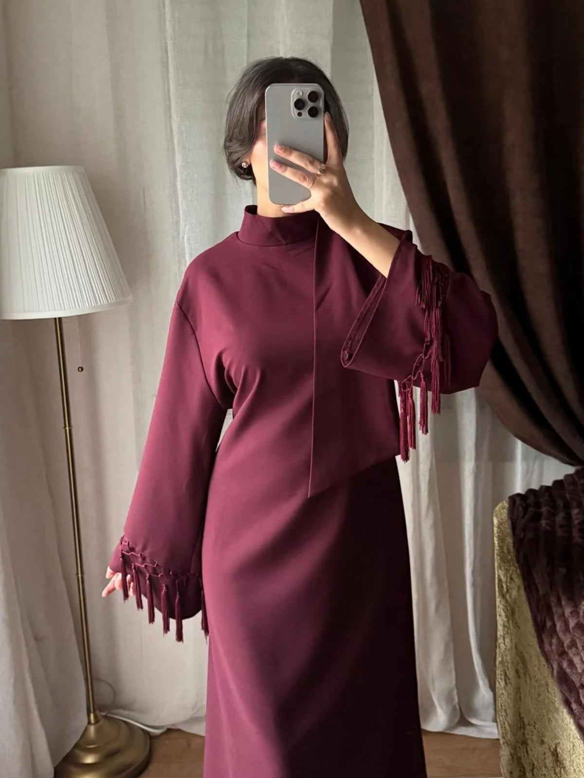 Robe bordeaux col écharpe et manches à franges