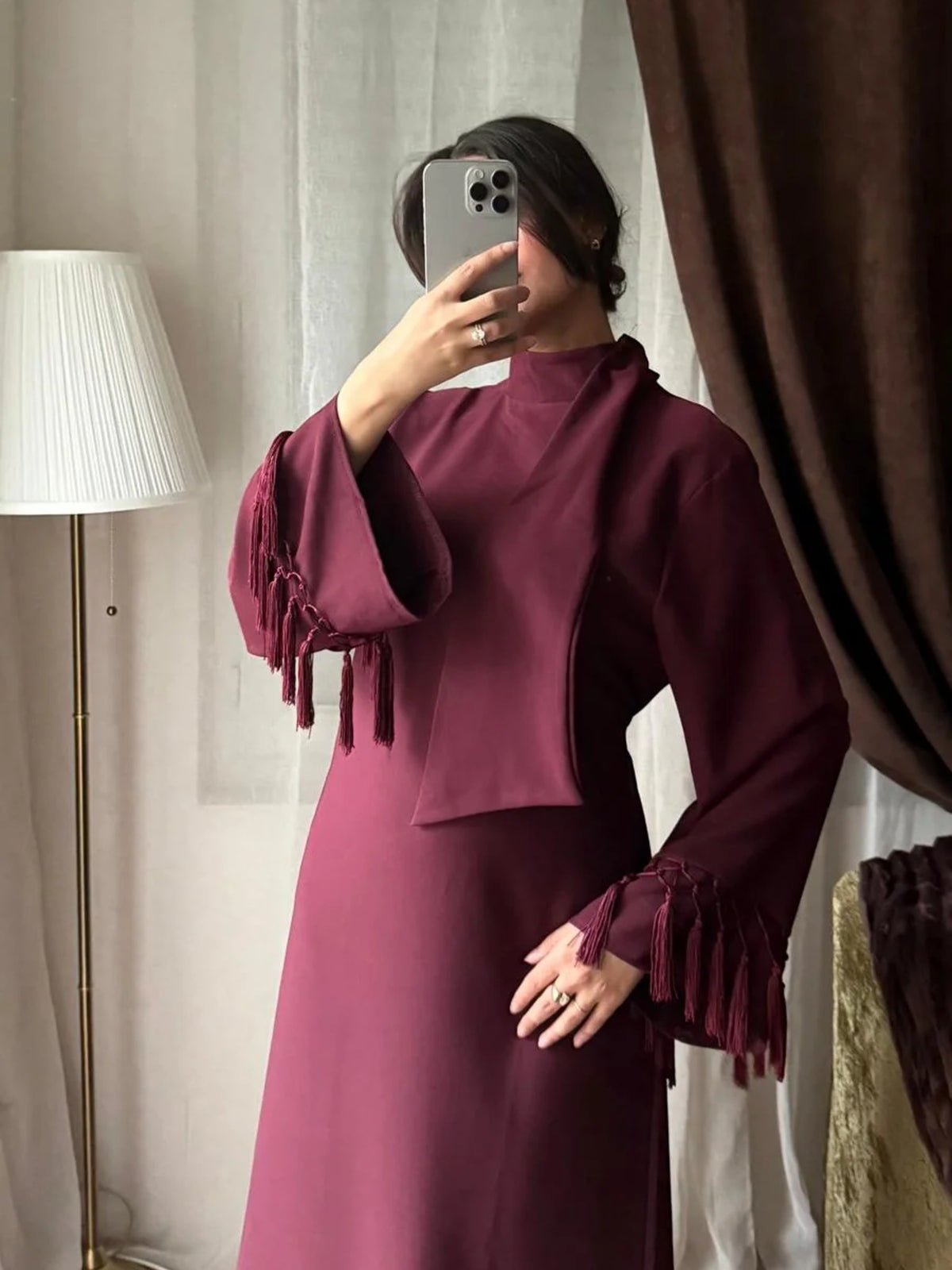 Détail du col écharpe à franges de la robe bordeaux