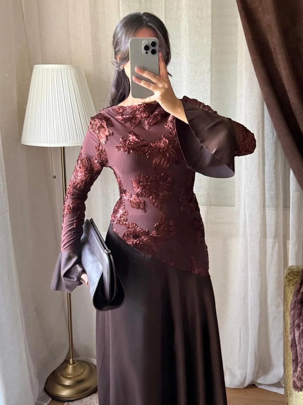 Robe Rosa chocolat en dentelle fleurie portée de face