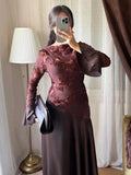 Robe Rosa chocolat en dentelle fleurie portée de face