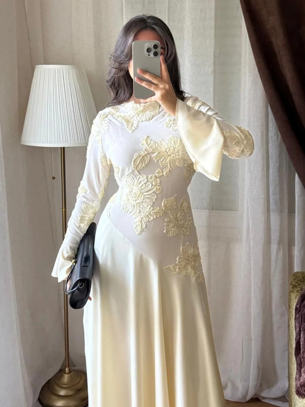 Robe Rosa écru en dentelle fleurie portée de face