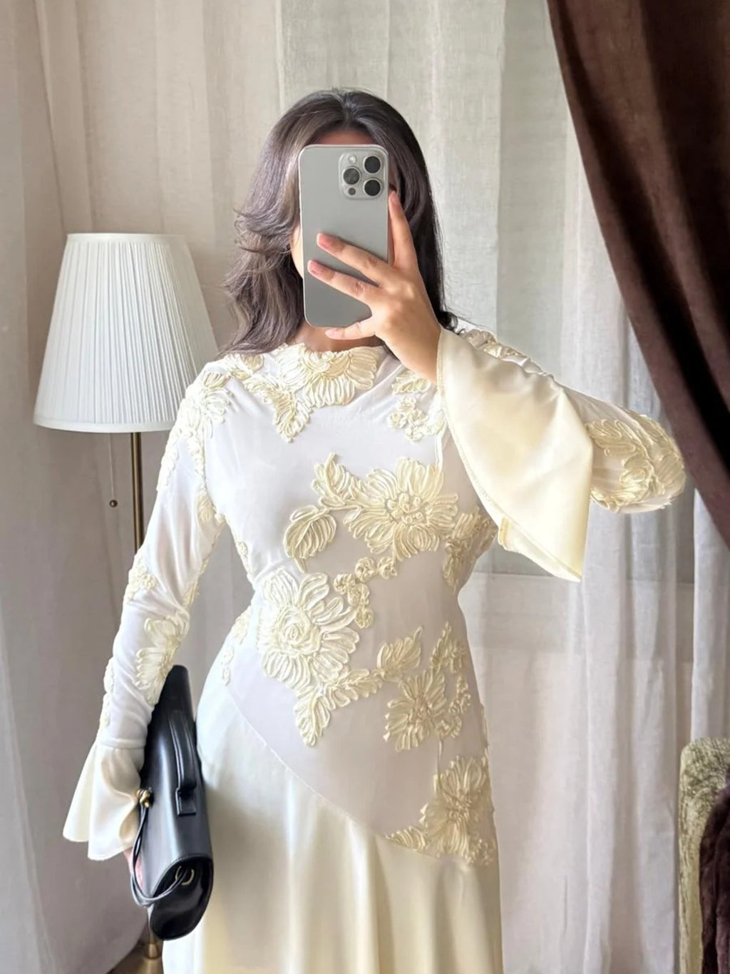Robe longue écru buste dentelle brodée