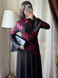 Robe Rosa noire à fleurs rouges en dentelle portée de face