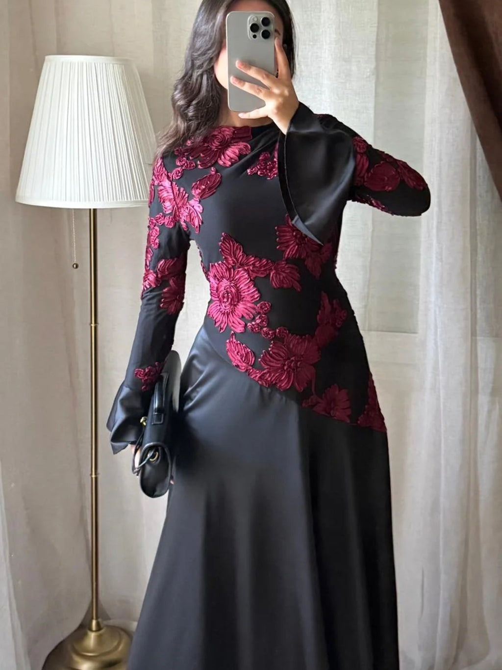 Robe longue noire buste dentelle fleurie rouge