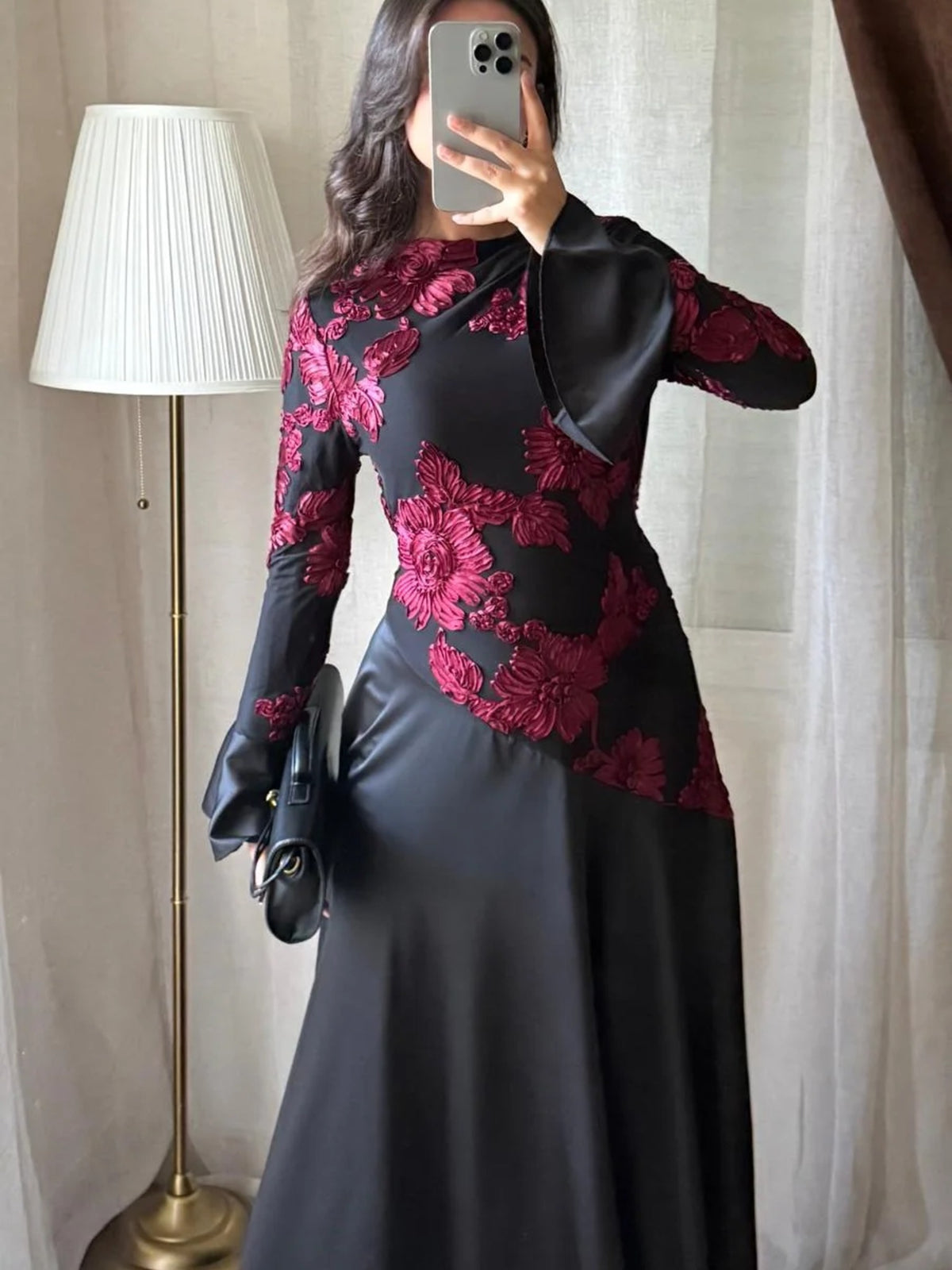 Robe longue noire buste dentelle fleurie rouge