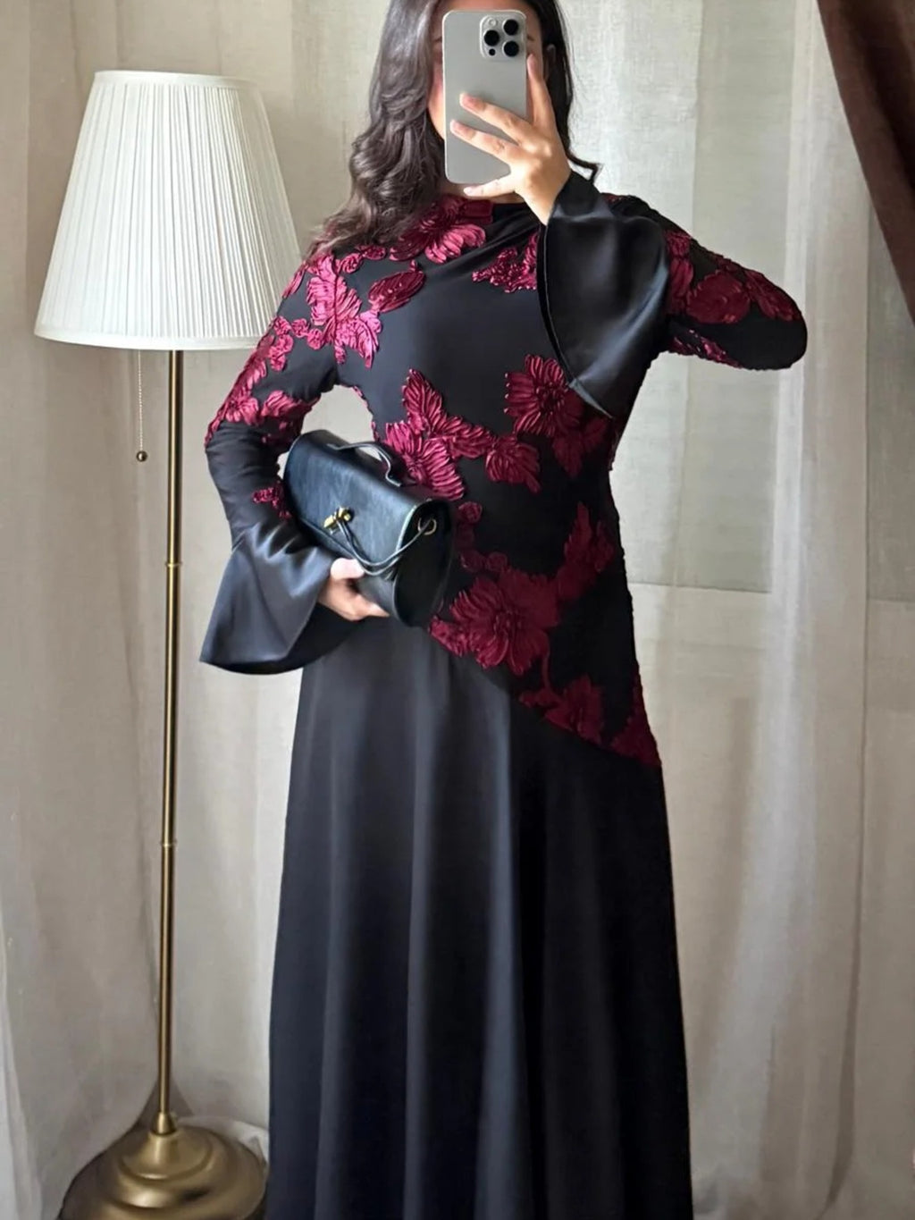 Robe Rosa noir et rouge manches évasées