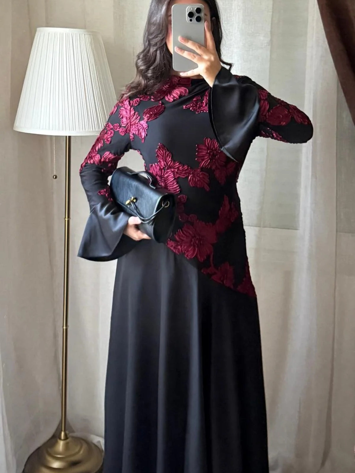 Robe Rosa noir et rouge manches évasées